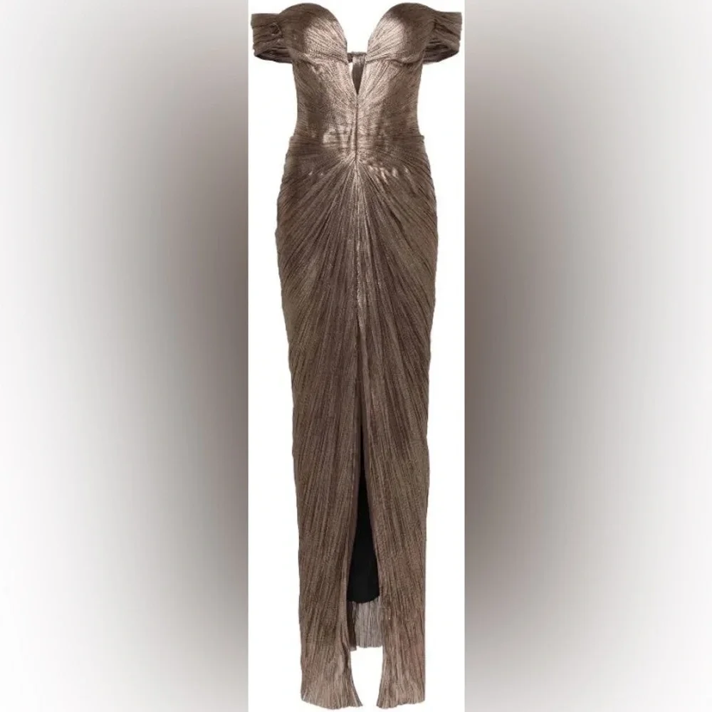 Maria Lucia Hohan A Tia in carbon Off-Shoulder Gown - Picture 4 of 17